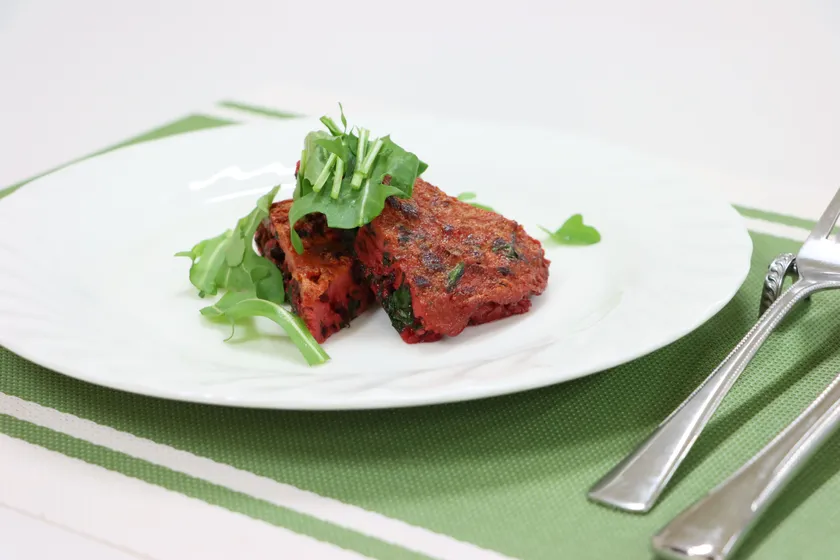 イタリア野菜オムレツ(ビーツ、カリーノケール、ルッコラ)