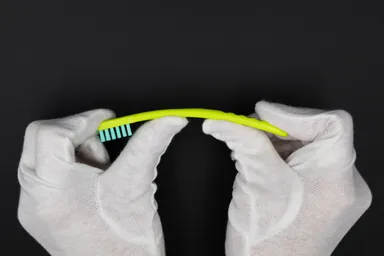 ポーチの中でも折れない強度を実現