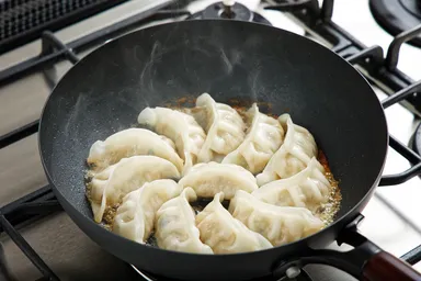 餃子も焦げ付かずこんがり焼き上がる
