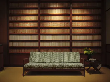 ブランドキャンペーンフィルムにも登場するソファと本棚