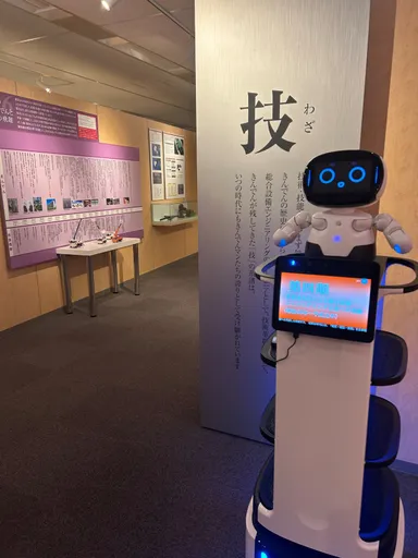 きんでん学園内 『心と技の伝承館』にて案内業務を行うCollibot