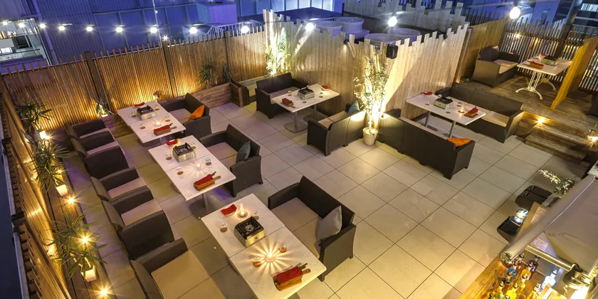 ソファ席完備の開放的な空間