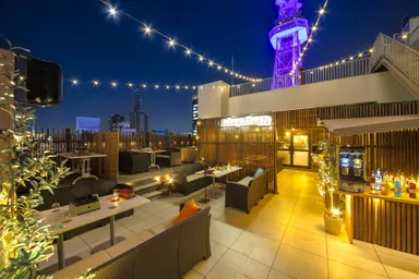 手軽に楽しめるルーフトップビアテラス