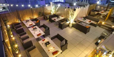 ソファ席完備の開放的な空間