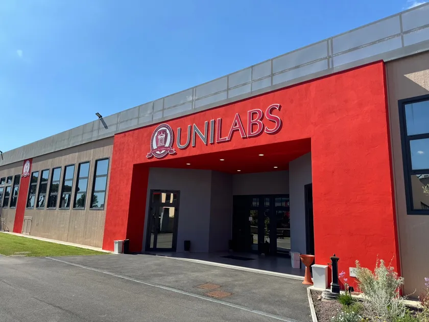 ユニカミラス大学キャンパス(外観)