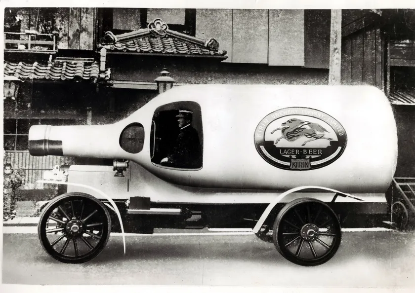 キリンビールの宣伝カー:1909年(明治42年) 警視庁登録番号が「第1番」であったことから「ナンバーワン自動車」の愛称で親しまれた。