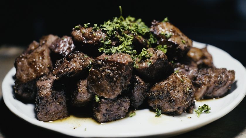 原宿の行列ステーキ、ついに新潟上陸！
ガーリックと肉の魔法「ステーキてっぺい」
新潟伊勢丹７階レストランフロアに 4 月 22 日オープン！