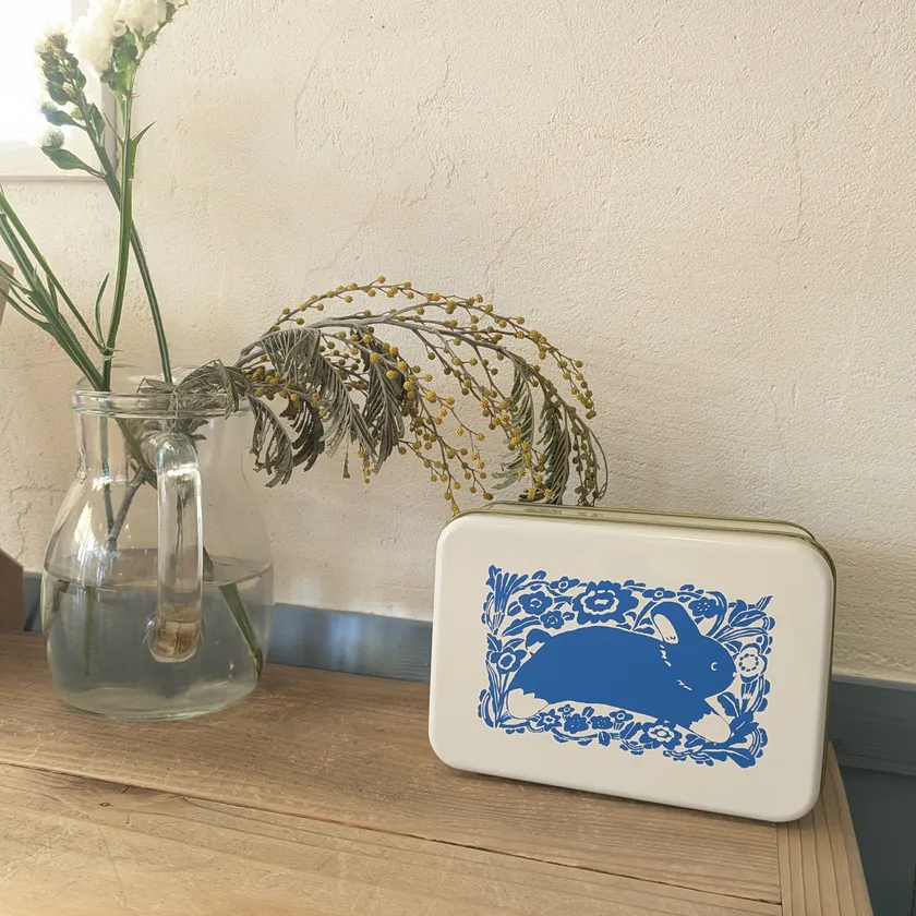 新商品「花畑をかける!うさぎクッキー缶」