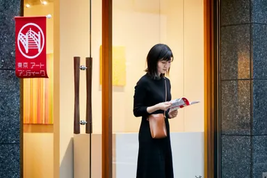 現代作家を扱う京橋2丁目「ギャラリー麟」前。参加店は赤いフラッグが目印。