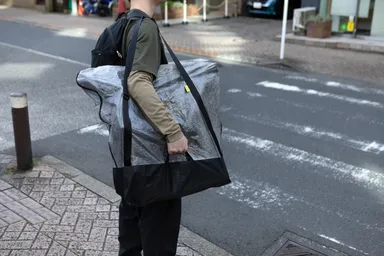 肩にかけて運べる