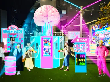 巨大脳みそが鎮座する、光り輝く「給油機型ドリンクスタンド」