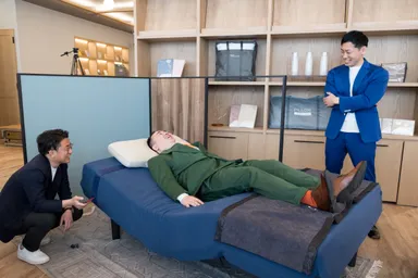 「Active Sleep BED」を体験する内海崇さん