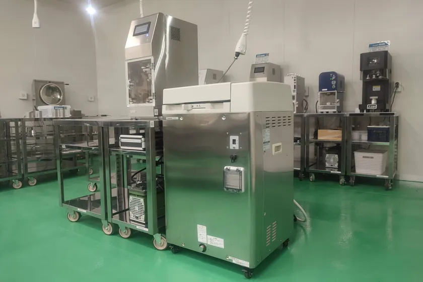 プロ仕様の工場と缶詰製造機