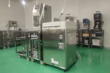 プロ仕様の工場と缶詰製造機