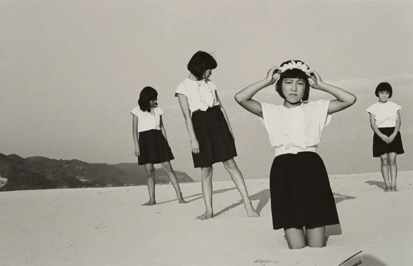 植田正治《少女たち》1945年 (C) Shoji Ueda / Shoji Ueda Office