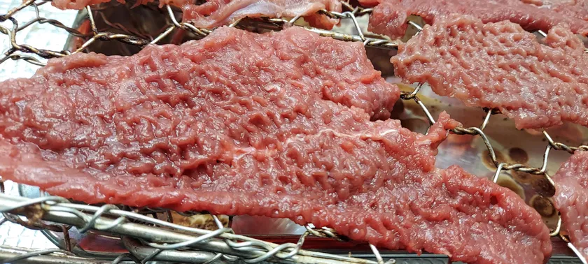 お肉はミートハンマーで叩いています