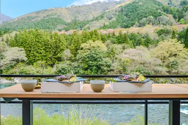 川で獲れた天然鮎を、川をみながら食す！贅沢な時間を！
