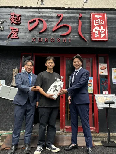 2024年初めてお米の寄付をしたときの様子▲中央：株式会社OCEAN 西川 将広さん、右：当社　代表取締役社長　田宮 明彦、左：当社　第三営業部　高泉 雄大