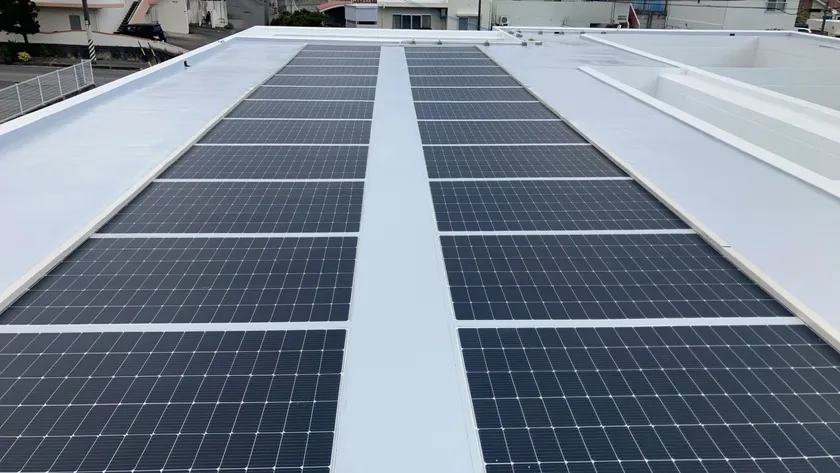 今回沖縄で施工した薄型太陽光パネル施工とポリウレア防水塗装の事例