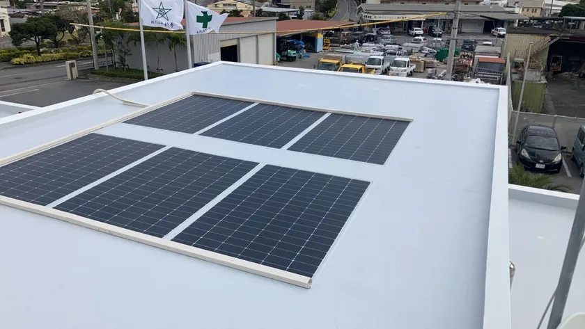 薄型太陽光パネルに対して囲うようにポリウレア防水塗装を行うことで、風が入り込む隙間を作らないように施工