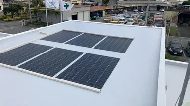 薄型太陽光パネルに対して囲うようにポリウレア防水塗装を行うことで、風が入り込む隙間を作らないように施工