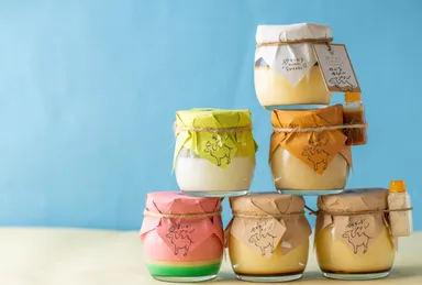 砂とりどりプリン各種　カスタード 350円／メープル砂付き 400円／のびるカラメル 420円／キャラメル 450円／梨 450円／すいか 450円