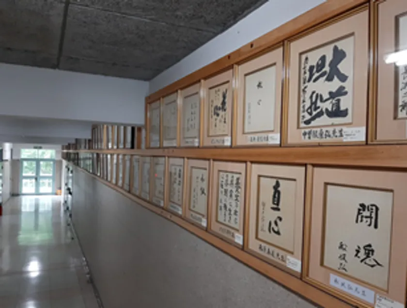 大講堂前廊下に掲示の講演者色紙