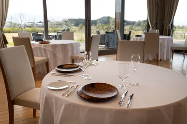 レストランダイニング風景（奈良県産木材ショープレート）