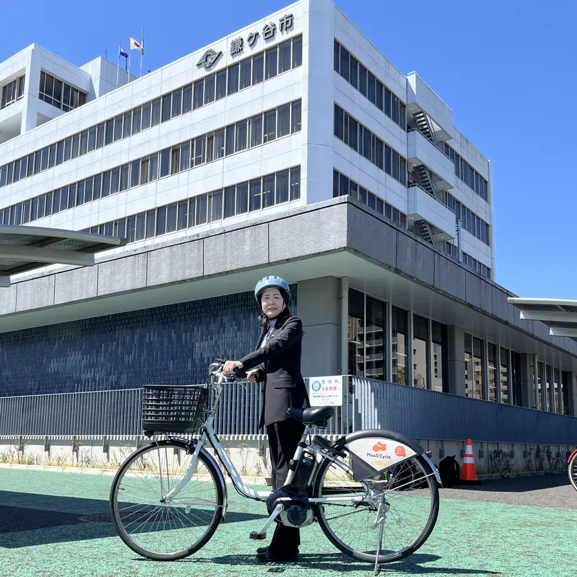 芝田市長とHELLO CYCLINGのシェアサイクル
