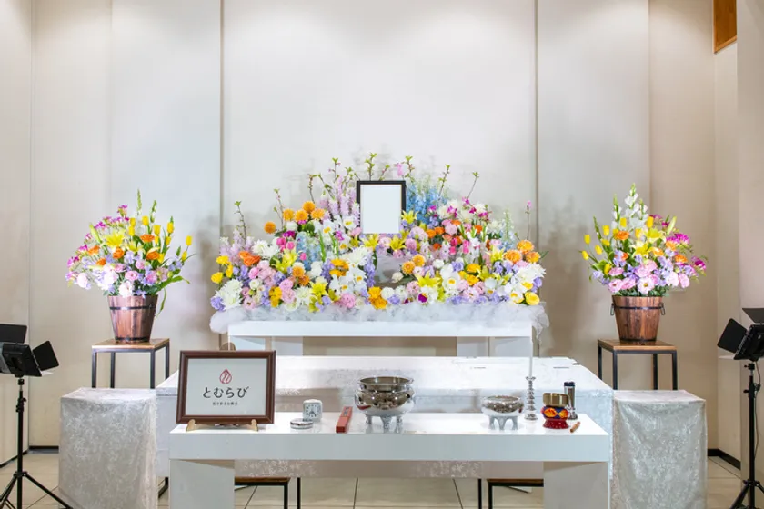 花で彩るお葬式「とむらび」の花祭壇(1)
