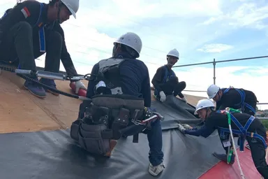 現地資材のルーフィング