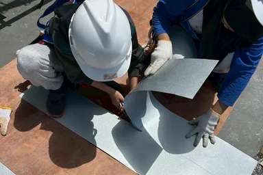 板金で唐草を制作中