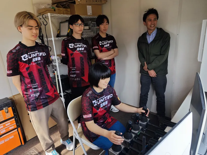 実際に建機の遠隔管理システムを触っている様子