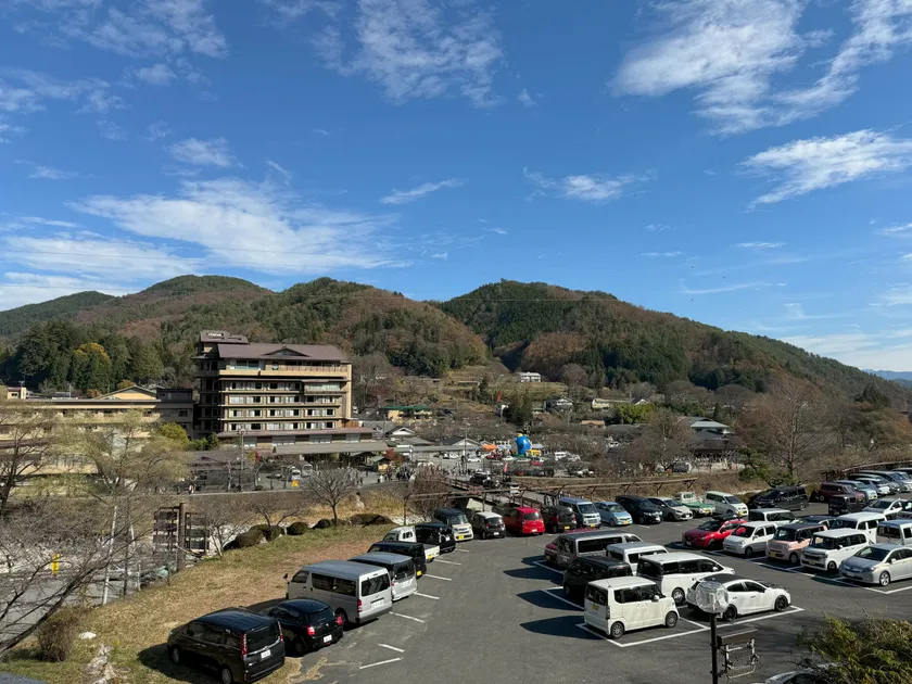 100台収容可能な旅館の大型駐車場