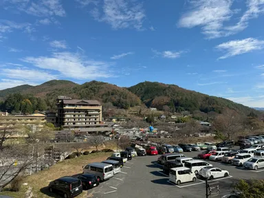 100台収容可能な旅館の大型駐車場