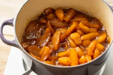 時間をかけてゆっくりとりんごをキャラメリゼしています