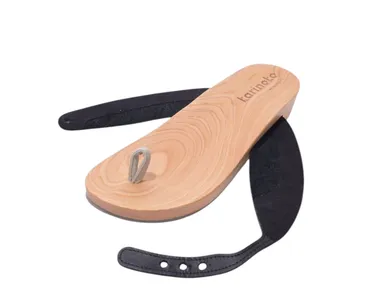 鼻緒を穴に通す