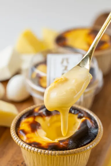 4種のチーズが入ったバスクチーズケーキ「半熟バスク クワトロフォルマッジ」