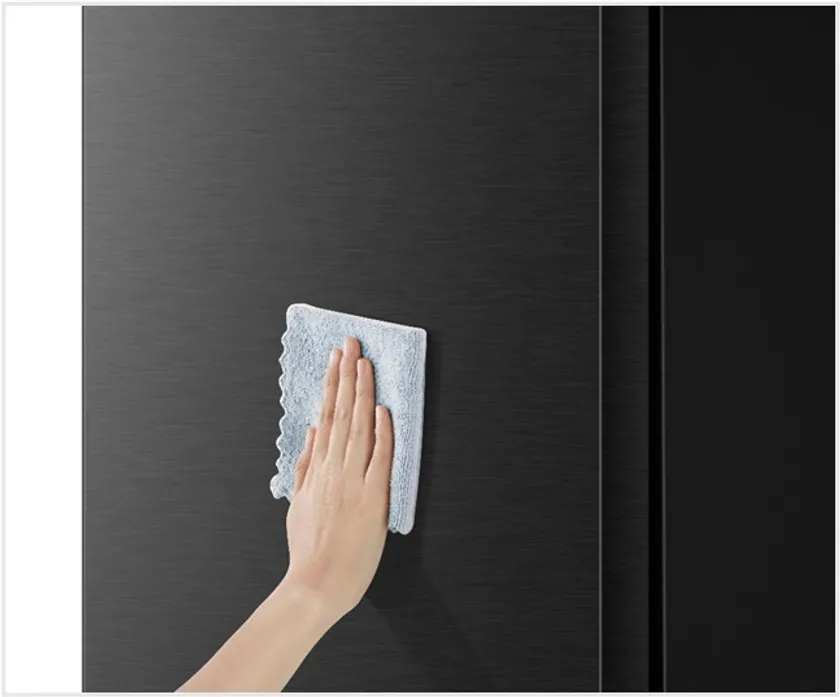 美しいヘアーライン仕上げの金属ドア