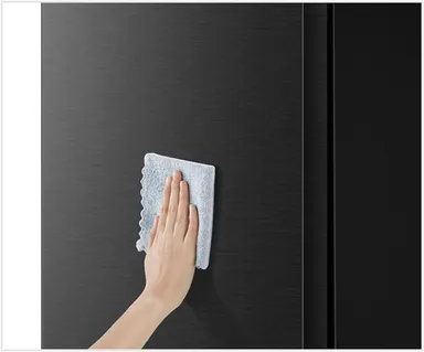 美しいヘアーライン仕上げの金属ドア