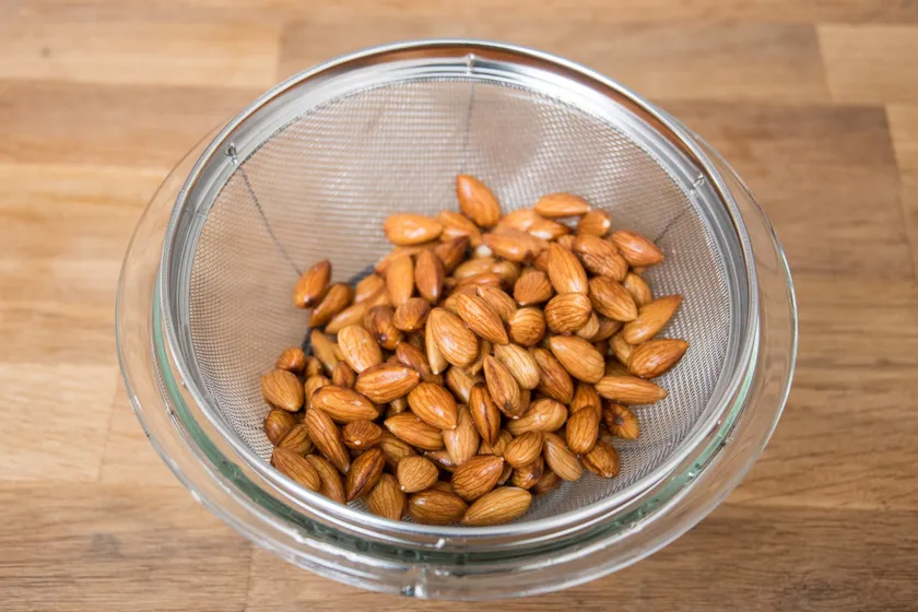 (1)水を切り、アーモンドを軽く洗う