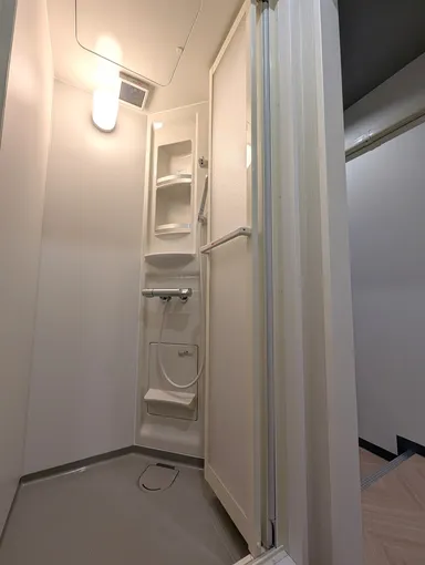 シャワールーム(男女別更衣室に1室ずつ)