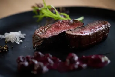 鹿肉のブルベリーソース添え