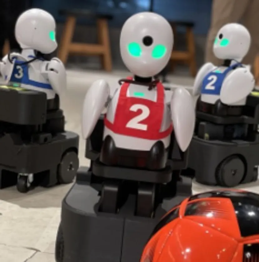 本大会の競技種目となる「OriHimeサッカー」