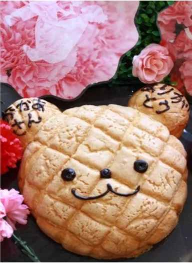 人気ベーカリーでは特大“母の日メロンパン”