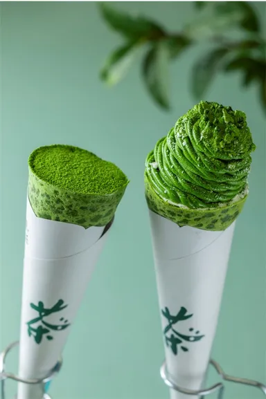 左から)お濃茶クレープ／富士山モンブランクレープ