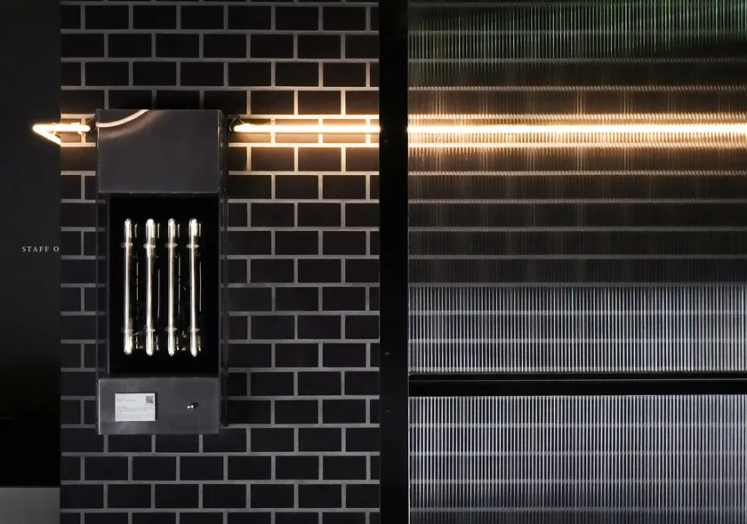 電圧を変えて光の動きを楽しめるネオンアート