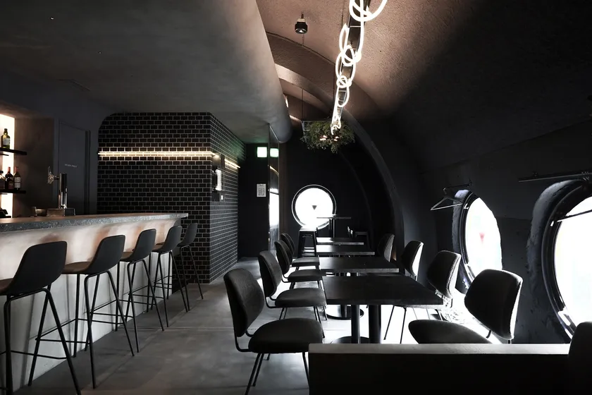 曲線の重なり合う店内