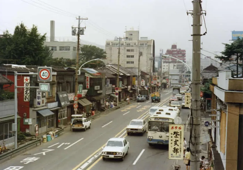 昔の目黒通り。通り沿いに小さなお店が並んでいる