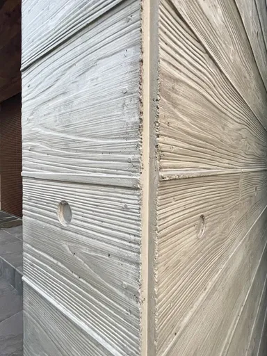 深掘りで立体感ある木目模様